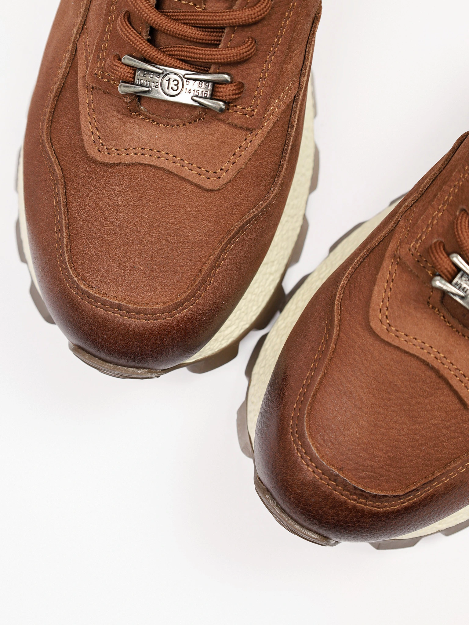 Кроссовки коричневого цвета с пряжкой на рельефной подошве 